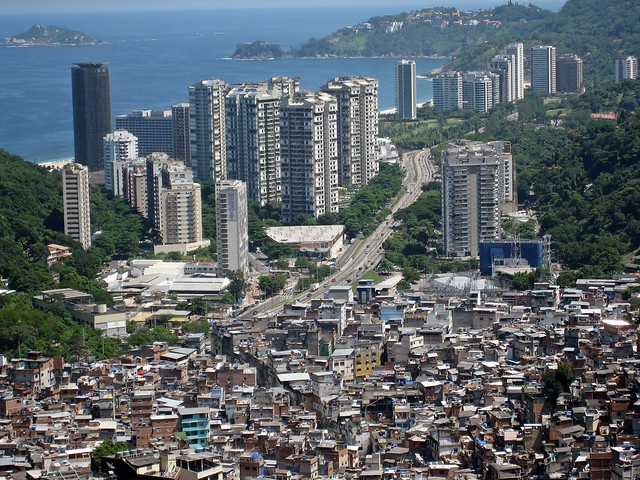 Favela da Rocinha e o bairro de SÃ£o Conrado, no RJ, retrata a desigualdade do paÃ­s - CrÃ©ditos: Flickr/Alicia Nijdam