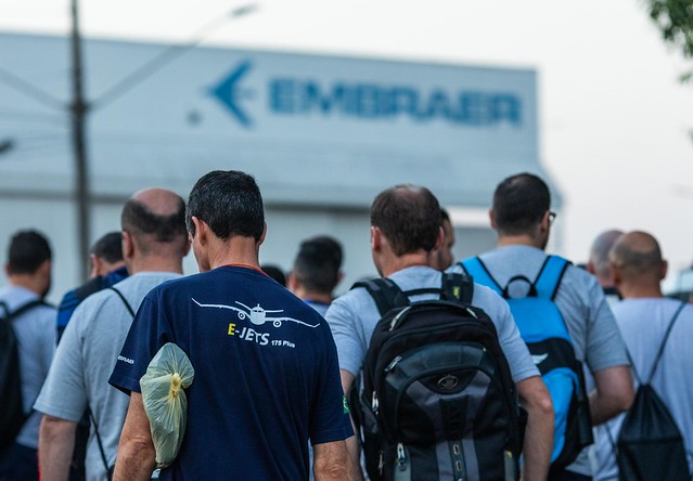 Trabalhadores da Embraer em São José dos Campos durante assembleia realizada em setembro - Créditos: Roosevelt Cassio sindimetal